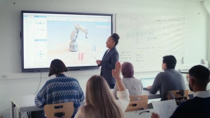 辉煌的未来工程师聆听讲师，女学生举手提问。黑人科学家解释了建筑机器复制人类行为。不同行业的机器人技术