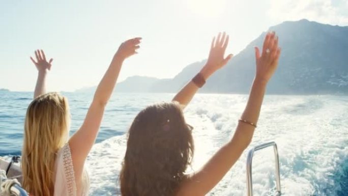 4k视频片段，两名无法识别的妇女一起站在船上，在意大利享受假期