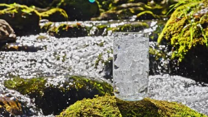 SLO MO装满碳酸矿泉水和冰块的水杯
