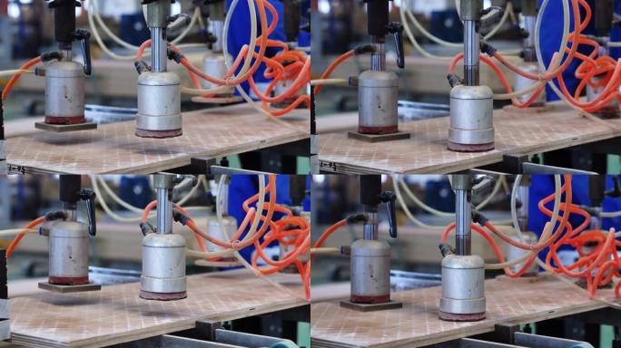 在家具厂工作的木工