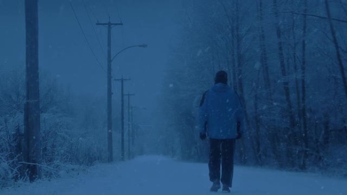 男子傍晚在大雪中行走