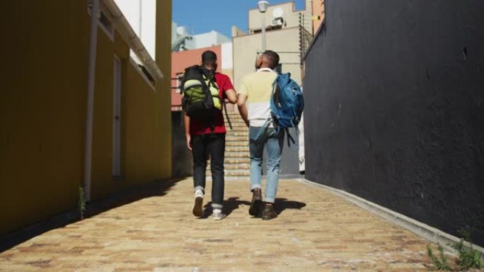 两个混血男性朋友走在街上的背景图