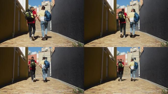 两个混血男性朋友走在街上的背景图