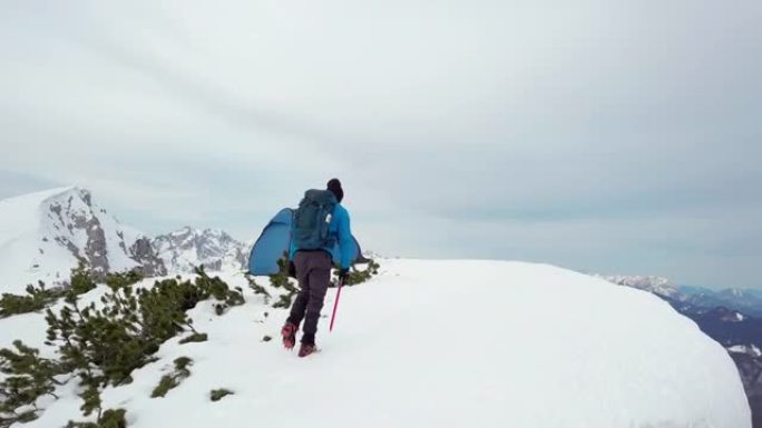 男子用冰斧爬上雪山斜坡