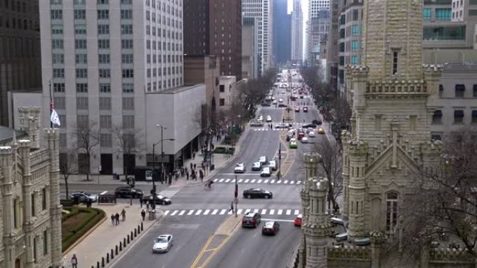 在美国芝加哥密歇根大道的宏伟英里密歇根大道购物街区，电影倾斜高角度视角的行人拥挤和汽车交通运输。美国