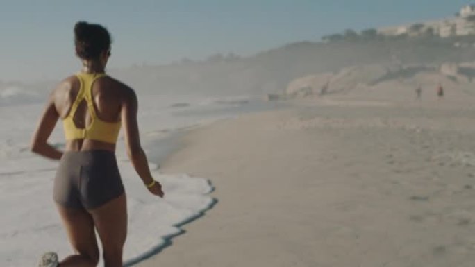 活跃，健康且运动的女人在海滩上的海边跑步，冲刺或慢跑。一种专注，认真和坚定的黑人女性训练，在夏季进行
