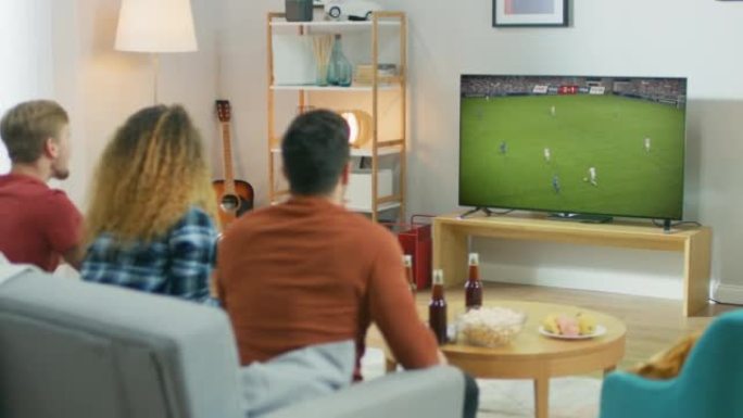 在家里，各种各样的体育迷坐在沙发上看电视上的足球比赛冠军。朋友们为球队加油，在他们进球后庆祝胜利。舒