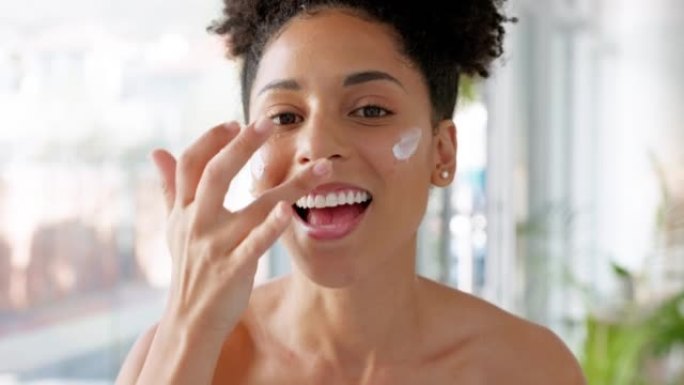 黑人妇女，面霜和美容液对健康，健康和美容护肤感到高兴。关于身体护理产品的面部保湿霜或皮肤防晒霜的女性