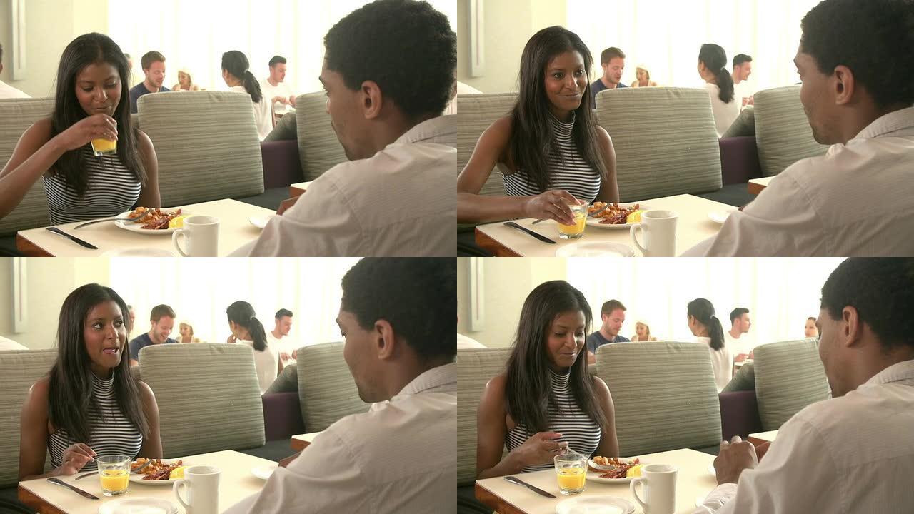 夫妇在酒店餐厅享用早餐