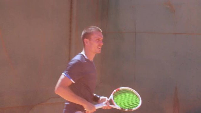 男子网球运动员在职业比赛中击球