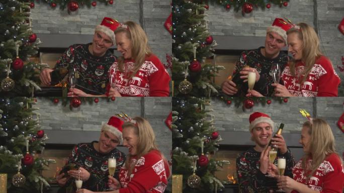 欢快的夫妇为庆祝圣诞节假期打开一瓶香槟