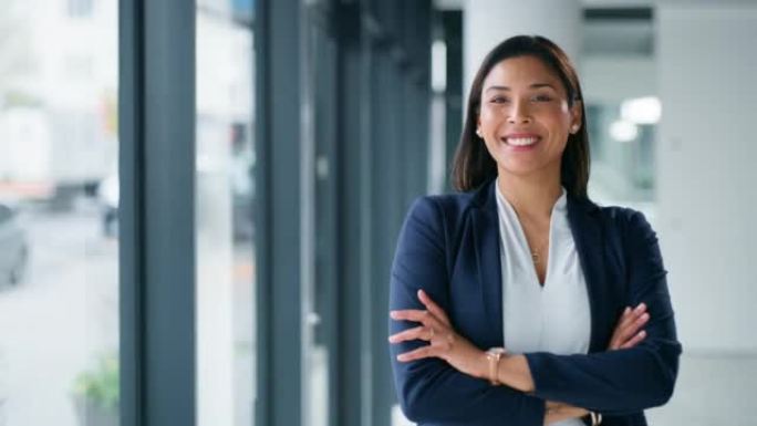 商界女性、企业和领导者，在办公室里双臂交叉着愿景、成功和自信的微笑。房地产，创业或行业管理领域的快乐