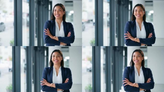 商界女性、企业和领导者，在办公室里双臂交叉着愿景、成功和自信的微笑。房地产，创业或行业管理领域的快乐
