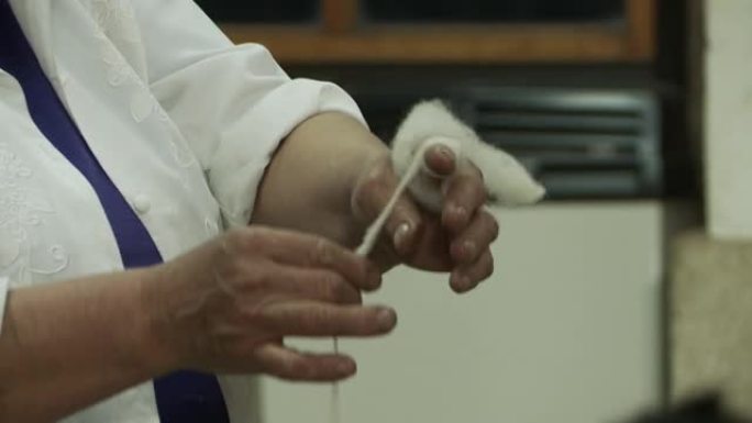 一个有羊毛线的女人的手。特写。