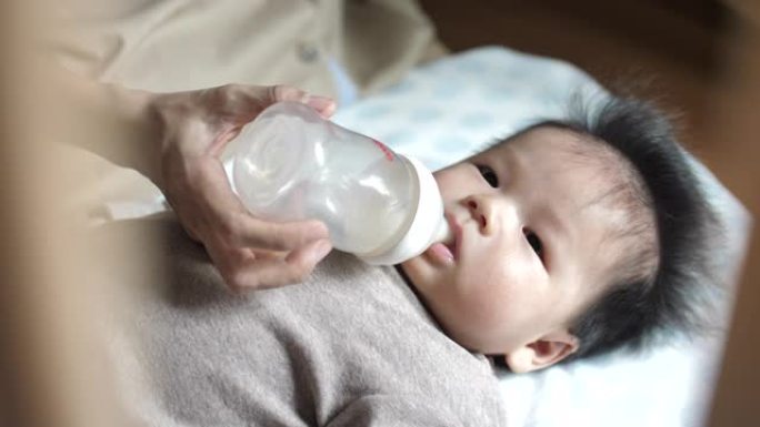 妈妈喂婴儿奶瓶吃奶喂奶母婴素材特写镜头