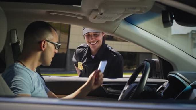 友好的警官检查男子的驾驶执照