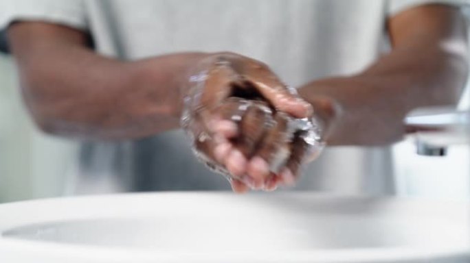 4k视频片段，一个无法辨认的男人在浴室洗手，这是他早上例行公事的一部分