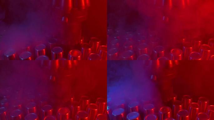 红色和蓝色灯光下的吸烟机械