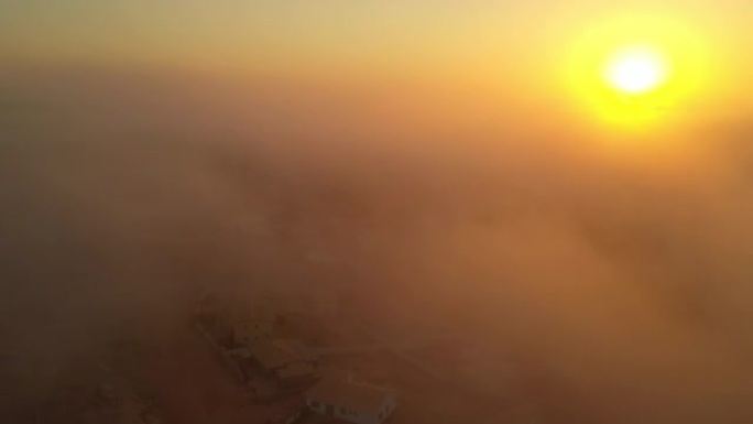 WS日落在空灵云层上，斯瓦科普蒙德，纳米比亚，非洲