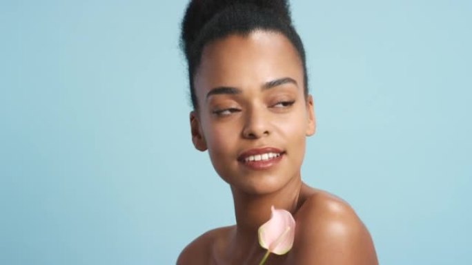 自然美，黑人女性和植物护肤模式为植物，有机和绿色皮肤品牌。化妆品花、植物和春天的身体护理系列来自肯尼