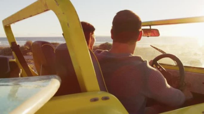 快乐的高加索夫妇坐在海边的沙滩车里聊天