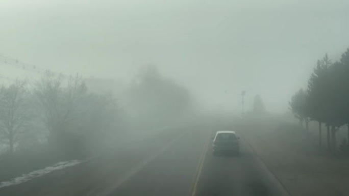 阿根廷巴塔哥尼亚内乌肯省安第斯山脉附近浓雾中的道路。4k分辨率。