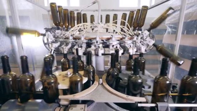 现代工厂的葡萄酒装瓶输送机