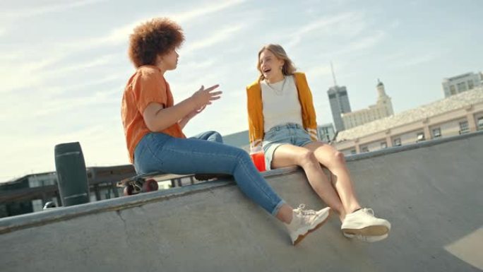 快乐，夏天和朋友在滑板公园与女性在一起，以自由，青春或团结在一起。放松、冰沙和运动，女孩在城市里谈论