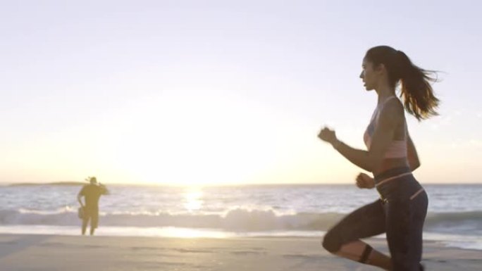 女子跑步者，在夏季阳光下进行速度和沙滩训练，以促进健康，健身和户外锻炼。海洋女孩，跑步和健康的身体，