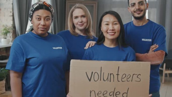 微笑的志愿者工作人员需要志愿者标志