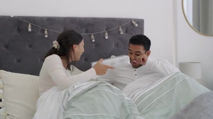 一对年轻夫妇在家一起在床上交换礼物的4k视频片段