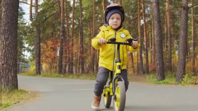 5岁男孩骑平衡自行车