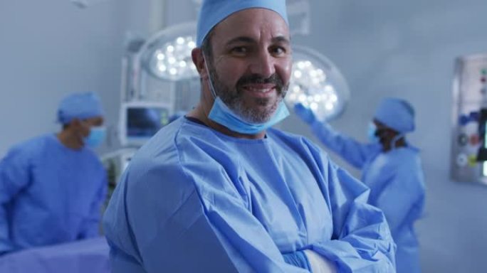 站在手术室的白人男性外科医生的肖像对着镜头微笑