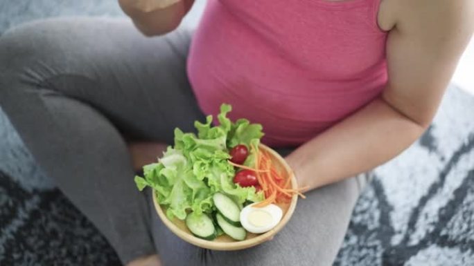 孕妇为胎儿提供健康的沙拉和果汁早餐