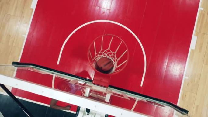 职业球员投掷篮球的俯视图