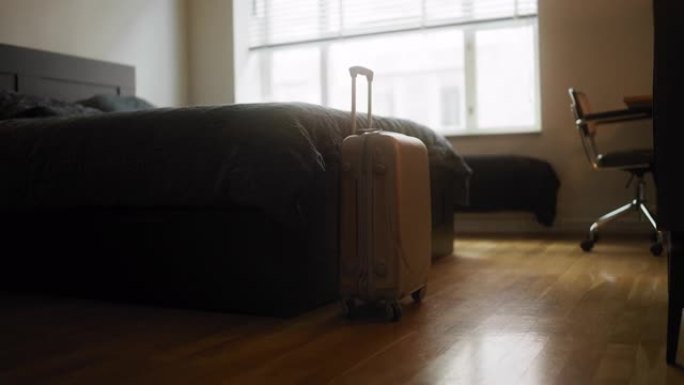 床边地板上的行李袋