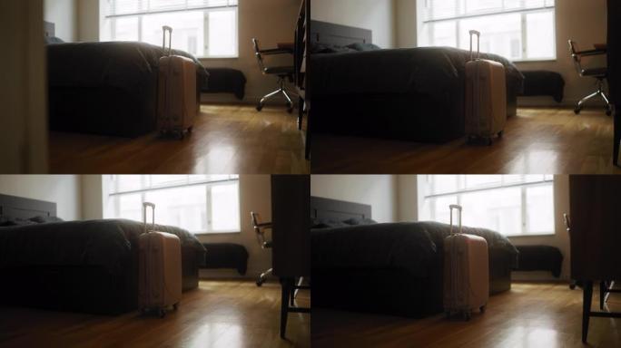 床边地板上的行李袋