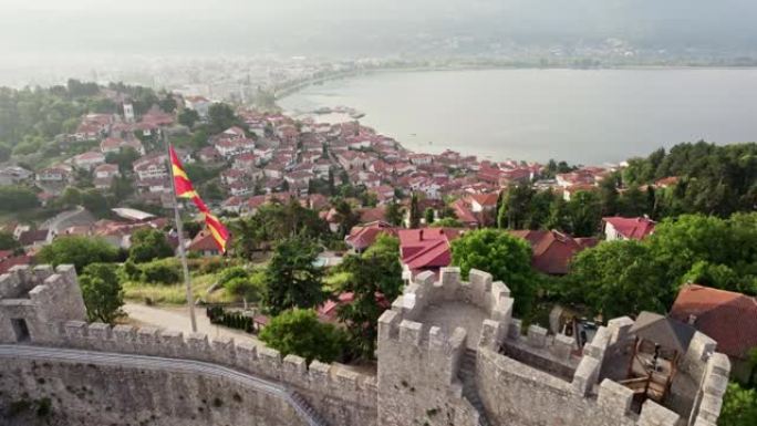 奥赫里德要塞 (Samoils fortress)，北马其顿的旗帜在风中挥舞。奥赫里德度假小镇的鸟瞰