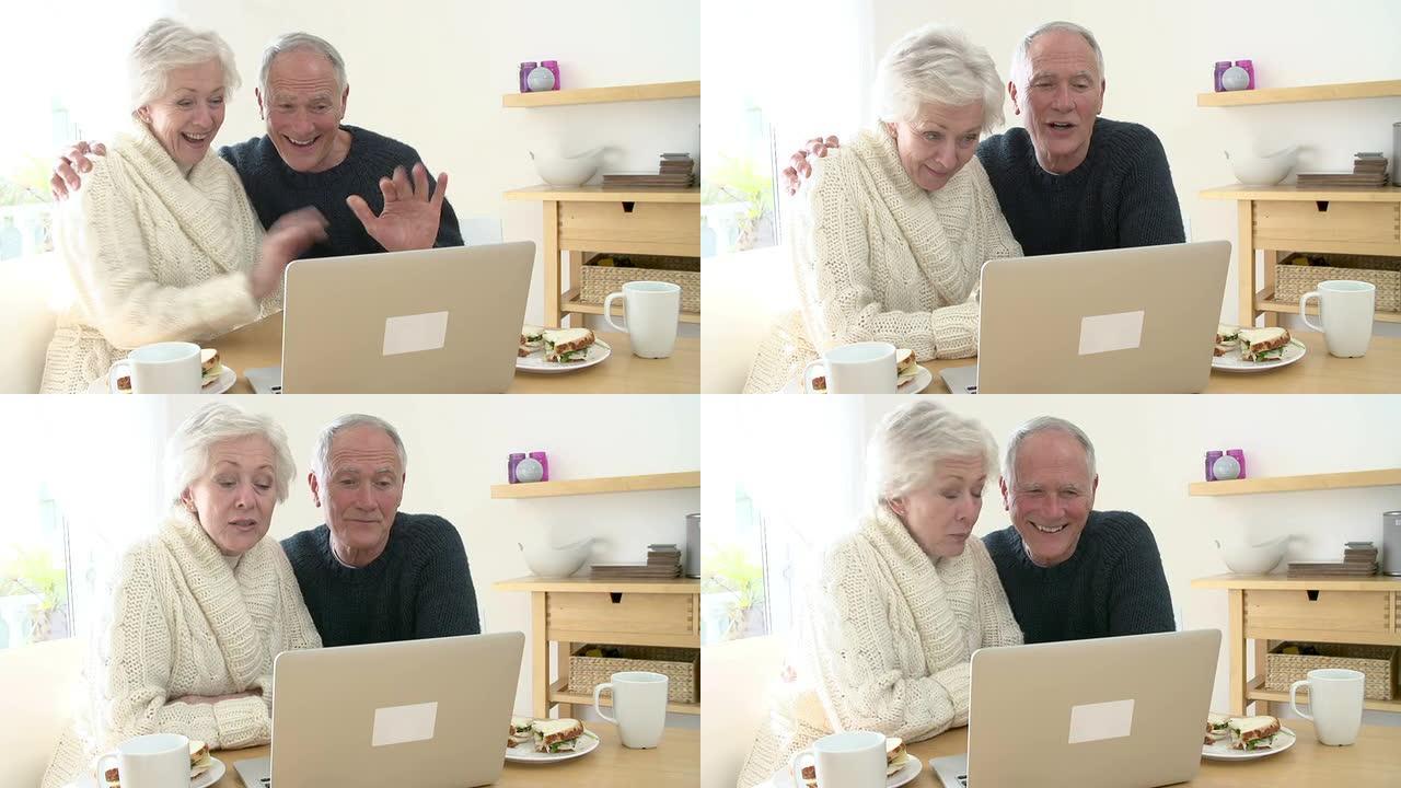 高级夫妇在笔记本电脑上进行视频通话