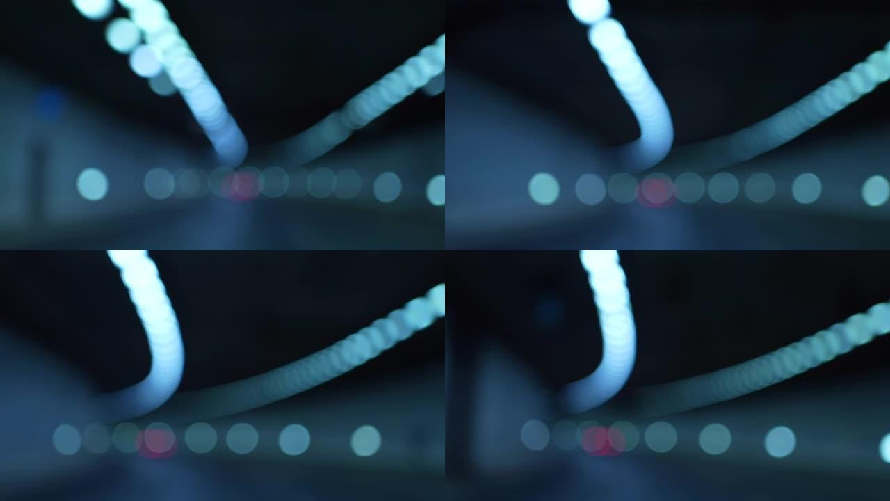高速公路上的隧道中夜间行驶的汽车的POV散焦视图