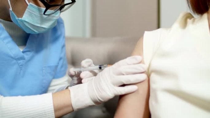 在家中提供高级女性患者疫苗注射的医疗护理