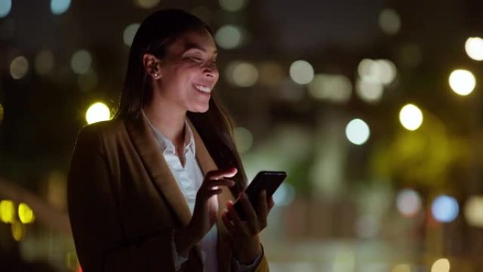 夜，城市和幸福女人在智能手机上进行全球网络，股票市场的成功和在线交易。Smile，bokeh和财富业