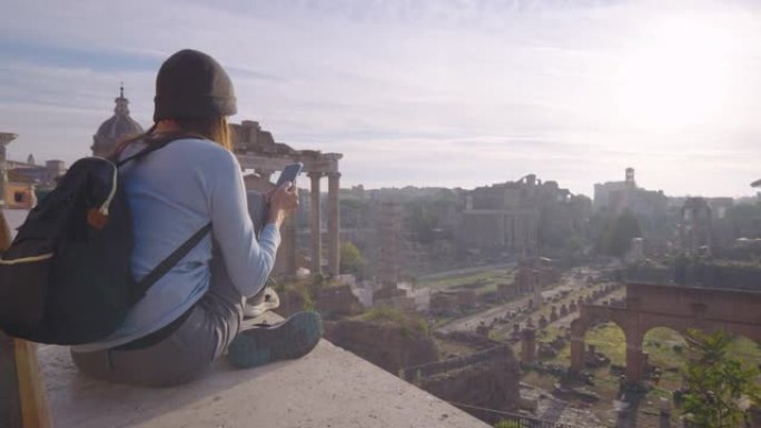 年轻女子在意大利罗马使用手机。具有多样性概念的体验式旅行。与Alpha。