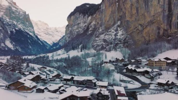 在下雪的冬天，劳特布龙嫩村的航拍。瑞士因特拉肯。