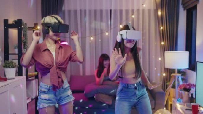 快乐的女性朋友玩VR舞蹈游戏