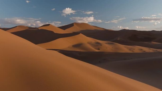 干旱。气候变化。气候紧急情况。全球变暖。纳米布沙漠无尽沙丘的壮观史诗般的空中飞行