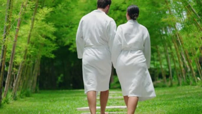 夫妇穿着浴袍去桑拿浴室