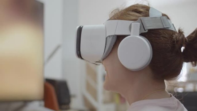女性使用VR耳机，在虚拟现实世界中玩耍，在客厅里