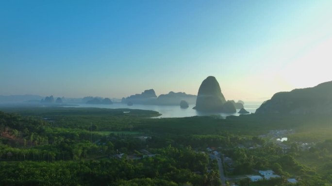 泰国甲米的攀牙湾国家公园和红树林的鸟瞰图。