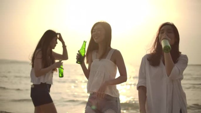 一群朋友的女人在海滩上与啤酒聚会